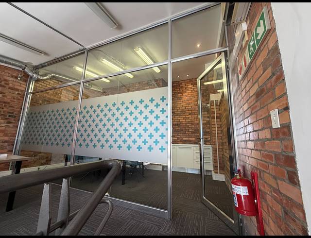 92M² BUILDING TO LET IN GREEN POINT